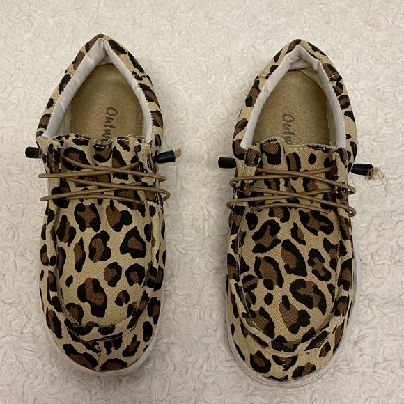 Leopard Print  out woods Size 7 women canvas shoes - Picture 4 of 10